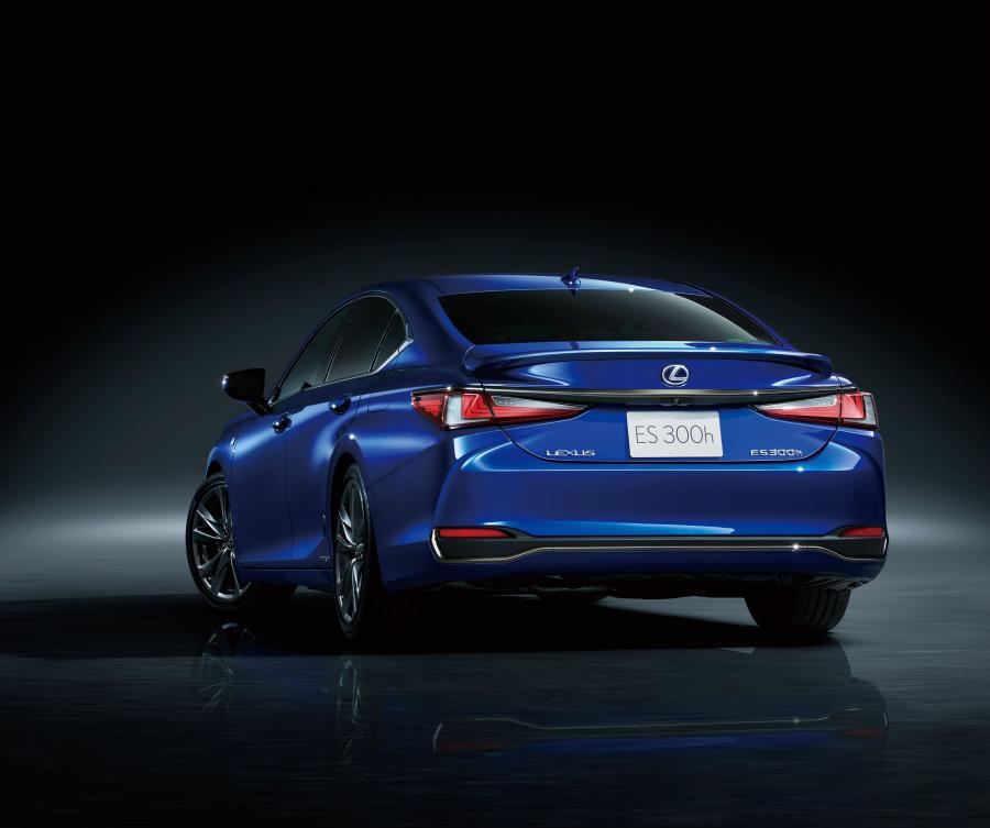  Lexus ES300h F-Sport 2018 года  (JP) (фото 6 из 22)